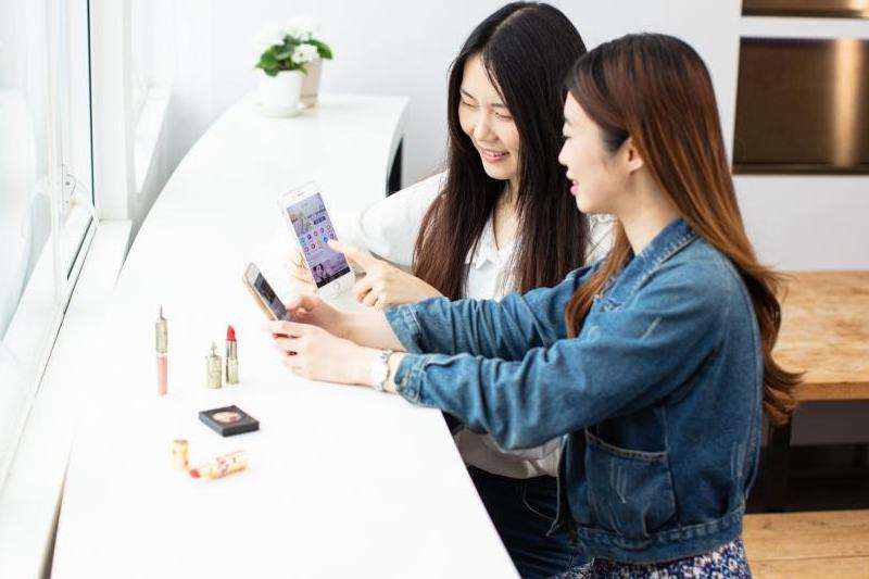 《莎莎点赞INS的详细情况》